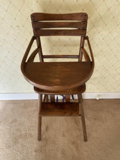 Leuke “ antieke” kinderstoel