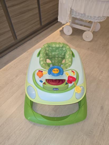 Groene loopauto van chicco