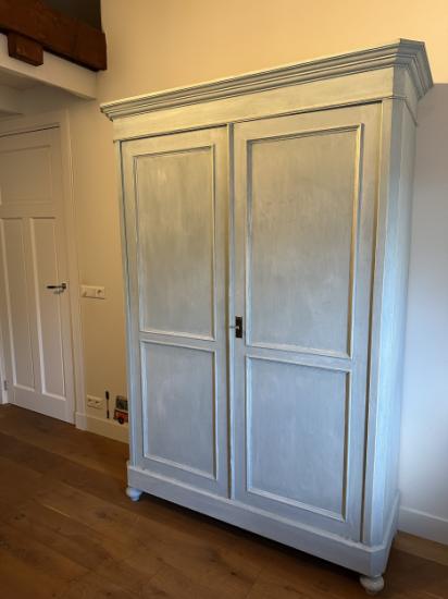 Prachtige lichtblauwe kledingkast