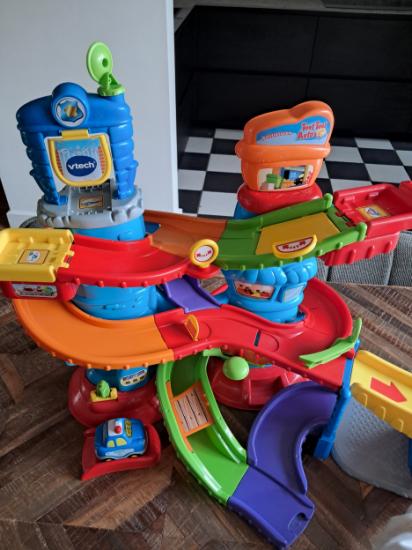 V-Tech Politietoren met boevenauto&Pieter Politie