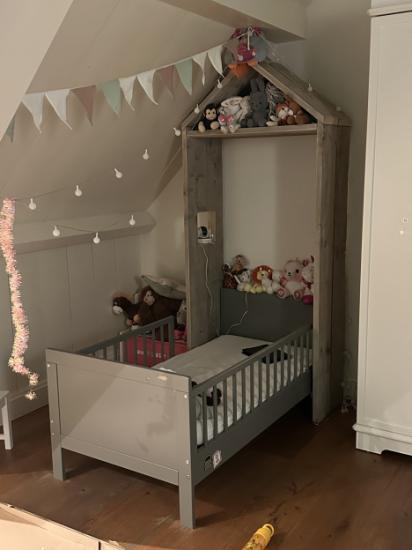 Petit Amelie kinderbedje met huis ombouw