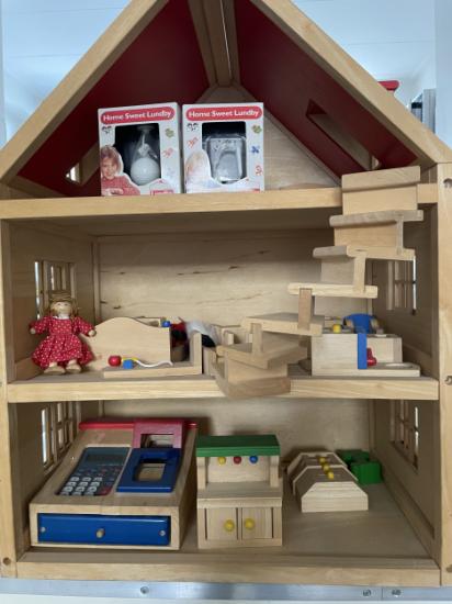 Houten poppenhuis met veel accessoires, een kassa