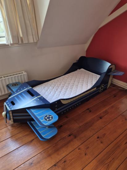 Peuterbed kleuterbed in vliegtuigvorm