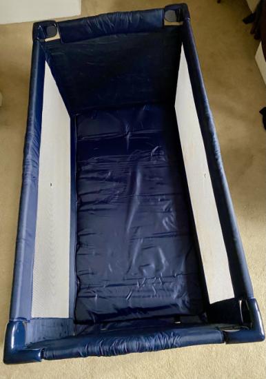 Stevig, donkerblauw campingbedje