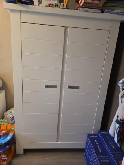 Stevige witte kast en commode voor babykamer