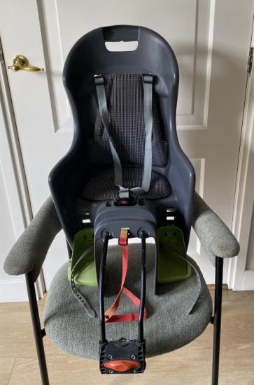 Fietszitje voor achterop op E- bike.