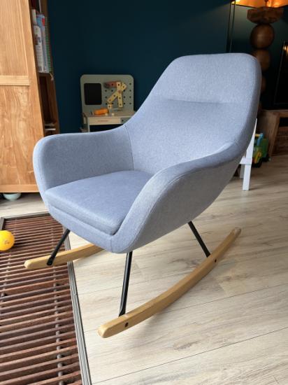 Blauwe schommelstoel met houten onderstel