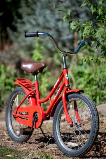 Rode kinderfiets van Loeki – perfect voor 4-6 jaar