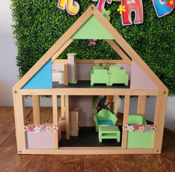 Vrolijke houten poppenhuis incl meubeltjes