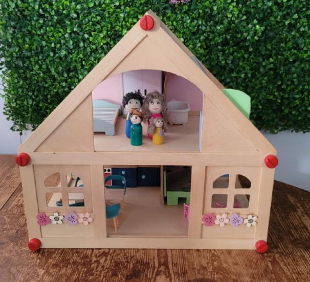 Houten opgeknapte poppenhuis incl meubeltjes