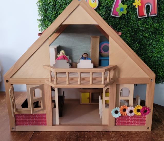 Houten poppenhuis met balkon incl meubeltjes