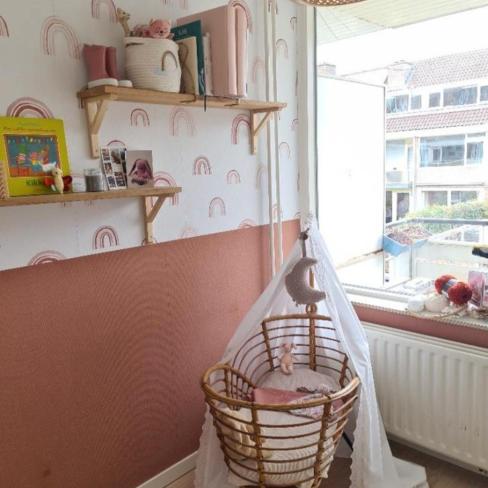 Rotan babywiegje met matrasje en hemeltje met brod
