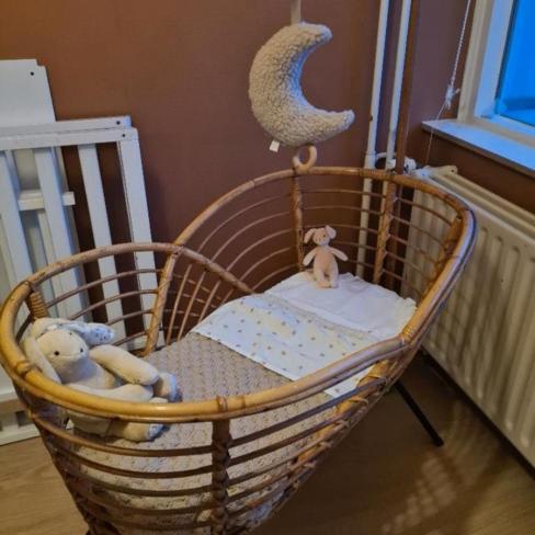 Rotan babywiegje met matrasje en hemeltje met brod