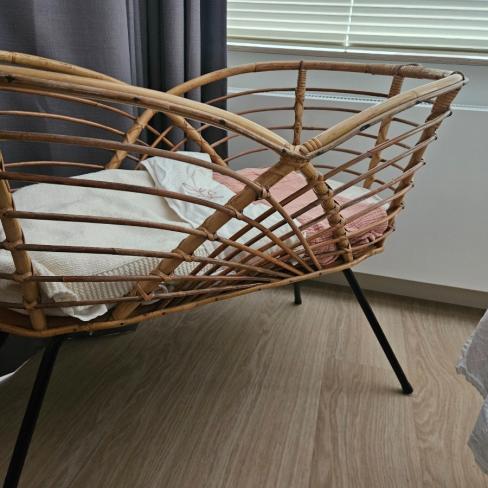 Rotan babywiegje met matrasje en hemeltje met brod