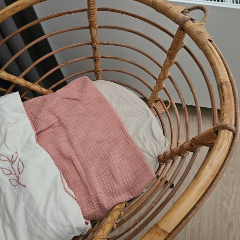 Rotan babywiegje met matrasje en hemeltje met brod