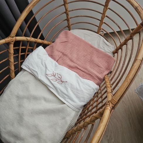 Rotan babywiegje met matrasje en hemeltje met brod