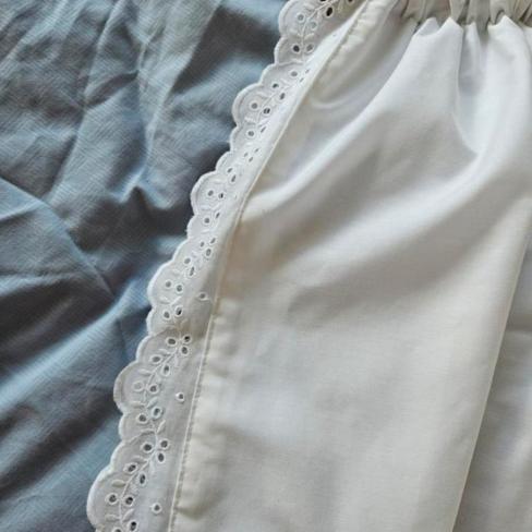 Rotan babywiegje met matrasje en hemeltje met brod