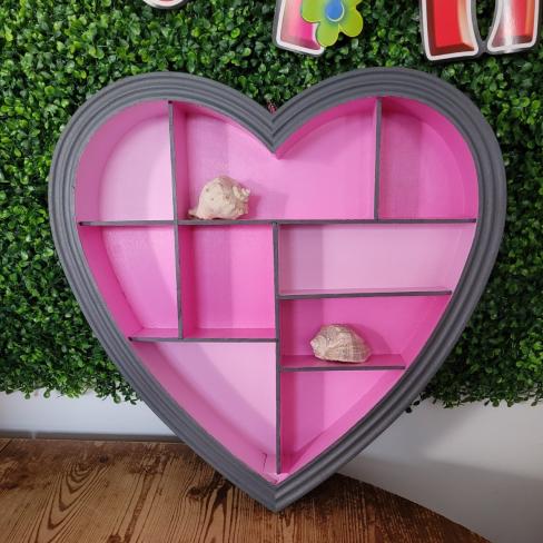 Leuke opgeknapte houten hartvormige letterbak