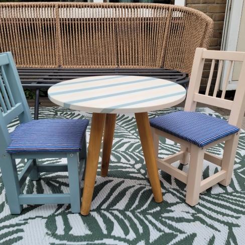 Leuk opgeknapt houten kinderstoeltjes + tafeltje