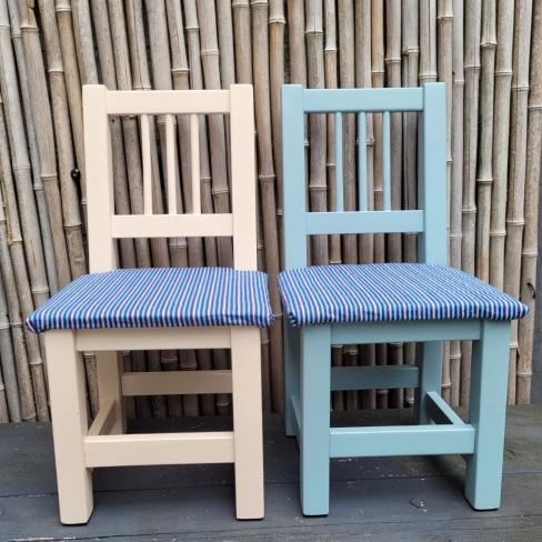 Leuk opgeknapt houten kinderstoeltjes + tafeltje