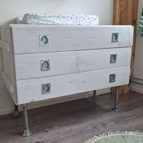 Stoere, witte steigerhouten set babykamer.