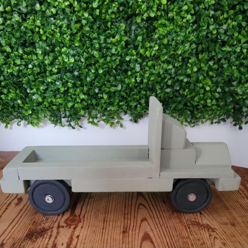 Opgeknapte houten auto