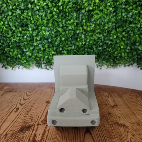 Opgeknapte houten auto