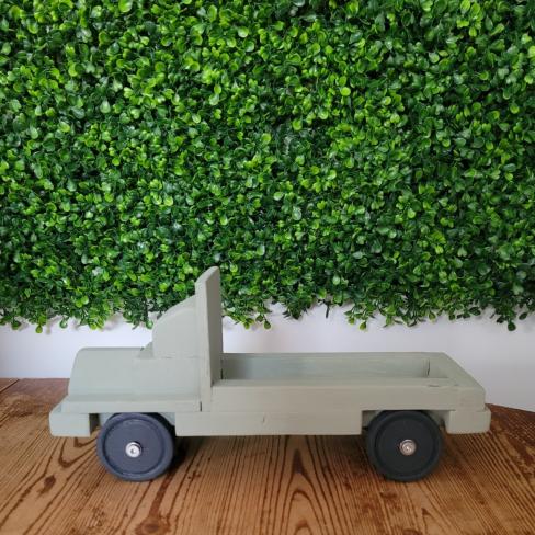 Opgeknapte houten auto