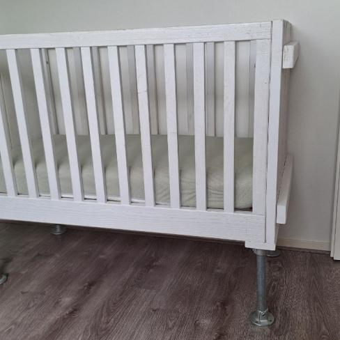 Steigerhouten bedje en kast