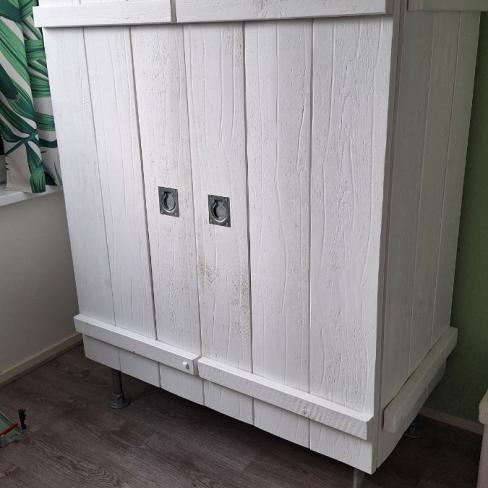 Steigerhouten bedje en kast