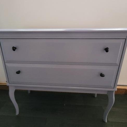 Opgeknapte lavendelkleurige commode/ladekast