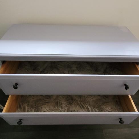 Opgeknapte lavendelkleurige commode/ladekast
