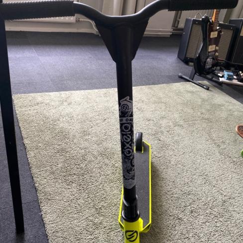 Neon gele step