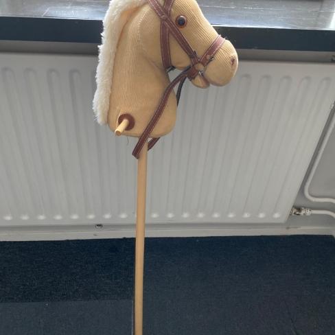 Licht bruin hobbelpaard