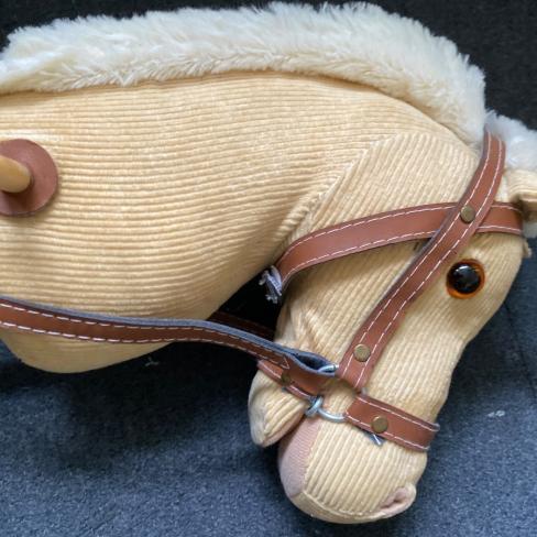 Licht bruin hobbelpaard