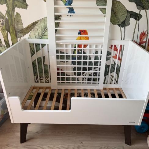 Babykamer Kidsmill sixties wit hooglans en bruin