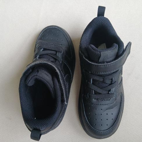 Nike kinder schoenen zwart.