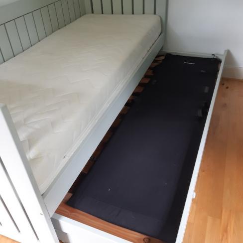 Eenpersoonsbed met uitschuifbed en lades 80 * 100