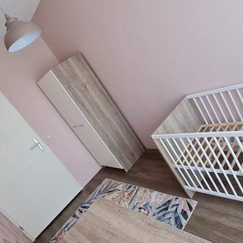 Babybed met matras en commode