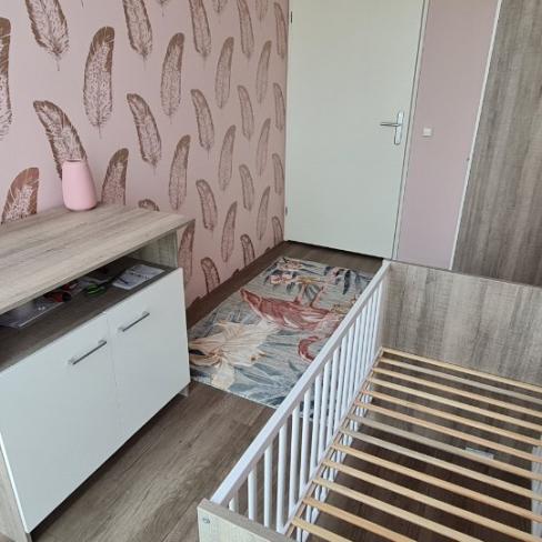 Babybed met matras en commode
