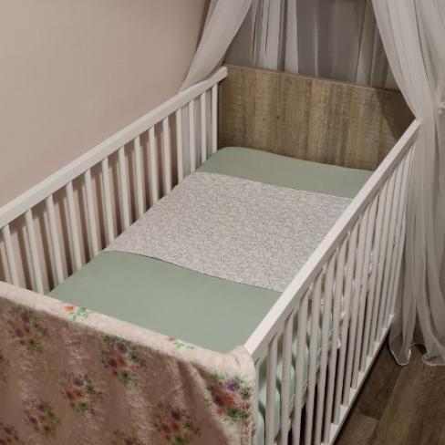 Babybed met matras en commode