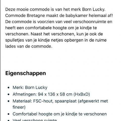 Zwarte commode met gouden knopjes