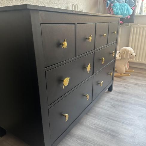 Zwarte commode met gouden knopjes