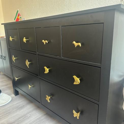 Zwarte commode met gouden knopjes