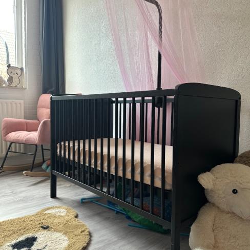 Zwart meegroei ledikant/co-sleeper met Aerosleep