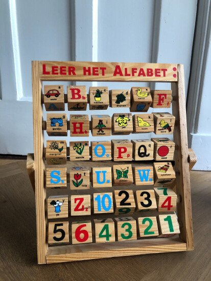 Houten rek: leer het alfabet