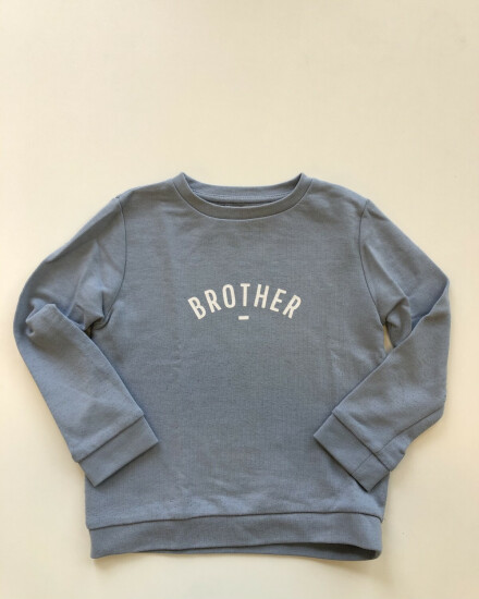Lichtblauw trui ‘brother’