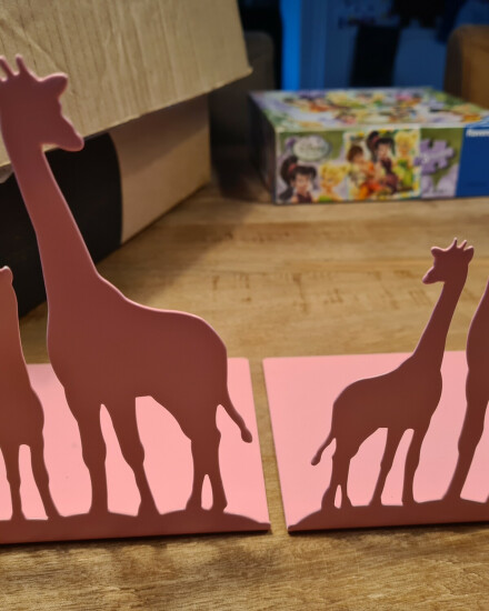 Roze metalen boekensteunen met giraffe