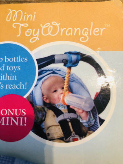 Bevestig de knuffel of fles aan de Toy Wrangler