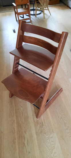 Bruine houten stokke tripp trapp stoel